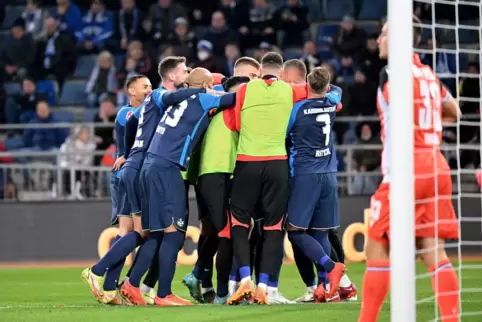 Jubel auf der Alm: Aaron Opoku, versteckt im Kreise seiner Teamkollegen, hat für den FCK getroffen. 