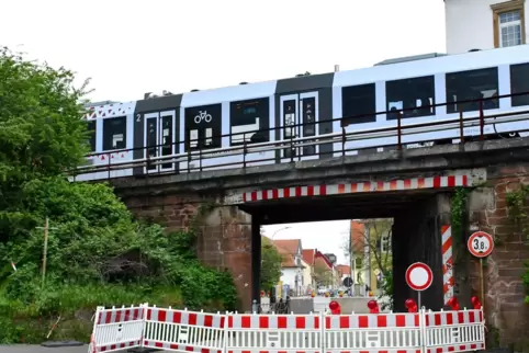 Züge dürfen fahren: die für Autos und Fußgänger gesperrte Bahnüberführung in Freinsheim. 