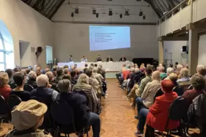 Der voll besetzte Von-Busch-Hof in Freinsheim am Mittwochabend. Der voll besetzte Von-Busch-Hof in Freinsheim am Mittwochabend.