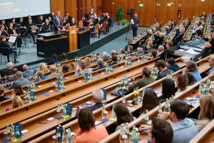 Das Audimax war beim Jubil&auml;umsakt am Mittwochabend prall gef&uuml;llt.