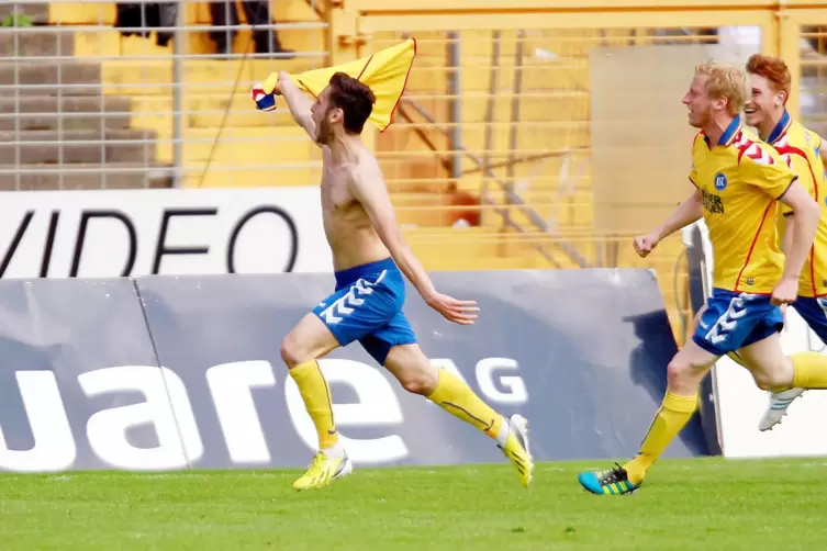 Durchbruch im Profifu&szlig;ball: Hakan Calhanoglu schie&szlig;t den Karlsruher SC 2013 in die Zweite Liga. 