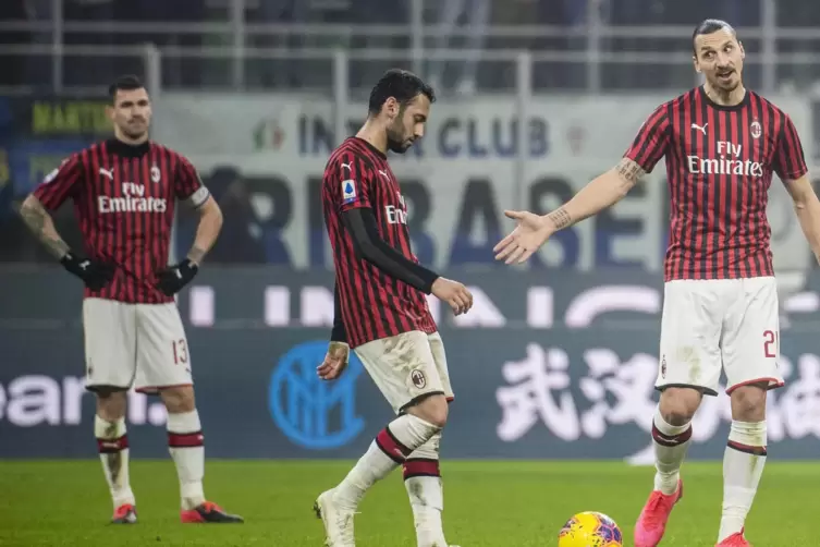 Streitbar: Hakan Calhanoglu mit St&uuml;rmerstar Zlatan Ibrahimovic. 