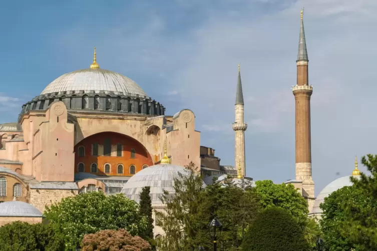 Die berühmte Hagia Sophia besitzt eine lebhafte Nutzungsgeschichte. Sie ist auch ein Symbol für Istanbuls Wesen, das sich unentw
