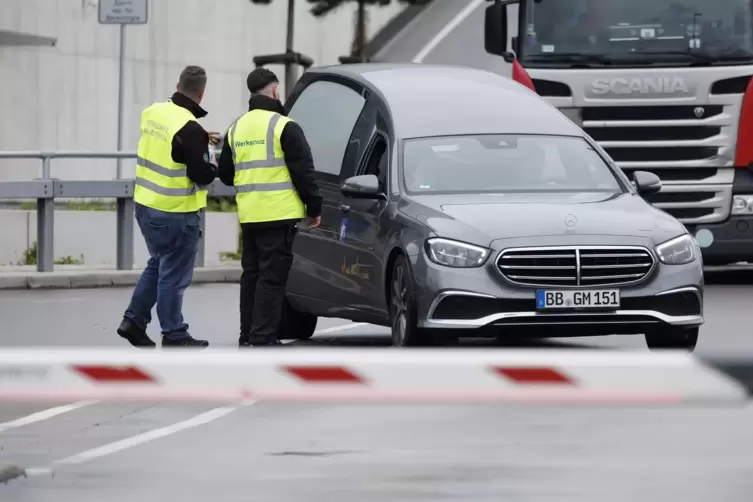 Ein Leichenwagen fährt über das Betriebsgelände. Bei Schüssen auf einem Werksgelände von Mercedes-Benz in Sindelfingen gab es To