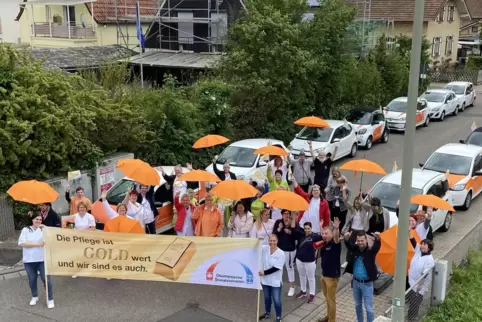 Bereit für den Autokorso: Mitarbeiter der sieben Vorderpfälzer Sozialstationen. 