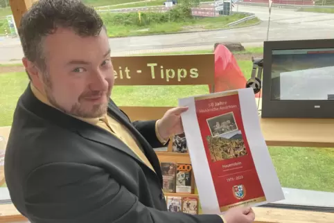 Verbandsbürgermeister Patrick Weißler freut sich auf die Bücher mit historischen Ansichten aus den einzelnen Gemeinden, die zum 
