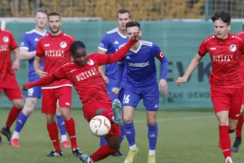Steinbachs Benson Kamau (Mitte, hier am Ball gegen Hohenecken) und seine Team bekommen es am Sonntag mit dem Tabellensechsten Ze