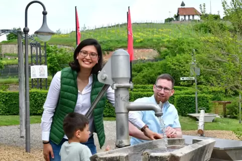 Familienaufenthalt im Kurpark: Natalie Bauernschmitt mit Mann Marco und Sohn Alois. 