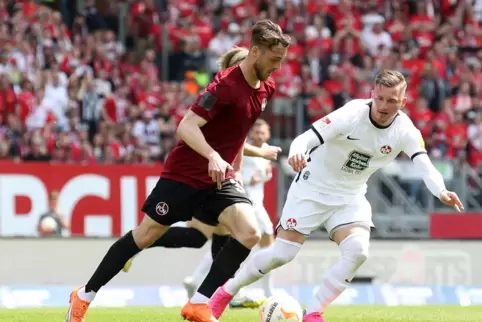 In Nürnberg ist es passiert: Marlon Ritter (rechts, hier im Duell mit Lukas Schleimer), hat sich einen Muskelfaserriss zugezogen