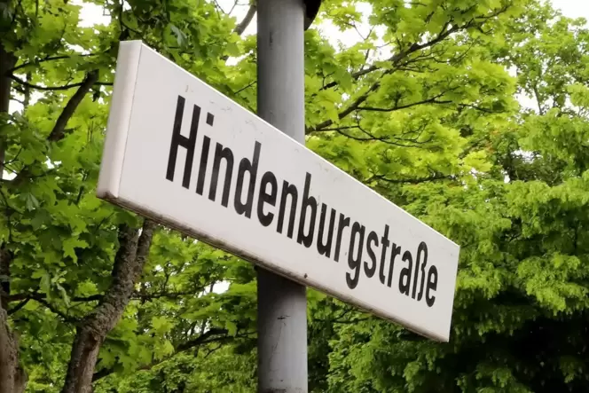 Die Hindenburgstraße soll umbenannt werden – der frühere Reichspräsident war Steigbügelhalter Hitlers. Die Hindenburgstraße soll umbenannt werden – der frühere Reichspräsident war Steigbügelhalter Hitlers.