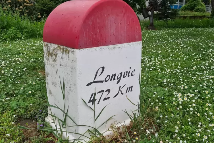 Fast 500 Kilometer sind es von Maxdorf bis in die französische Partnergemeinde Longvic. Ein Entfernungsstein vor dem Maxdorfer R