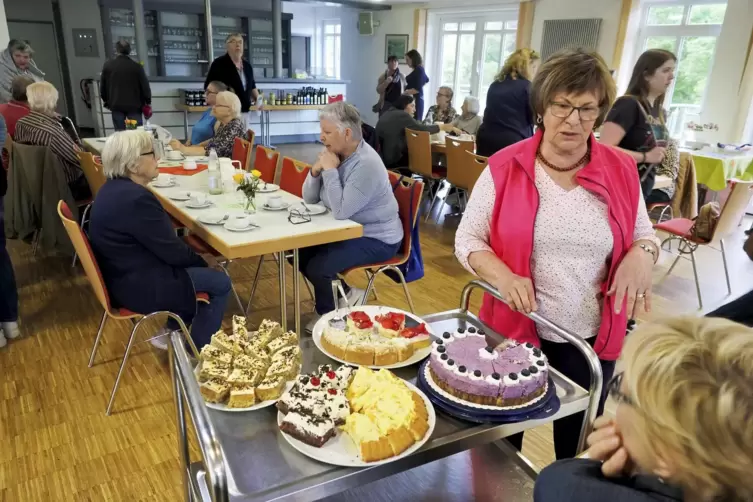 Kaffee, Kuchen und gem&uuml;tliches Beisammensein geh&ouml;ren am Markttag stets dazu. Es serviert Gudrun Stoffel (rechts).