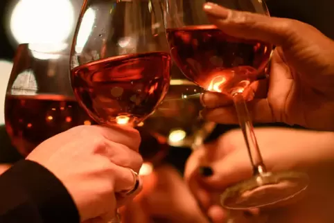 Sieben Weingüter haben sich darum beworben, dass einer ihrer Weine zum „QueerWein 2023“ gekürt wird. 
