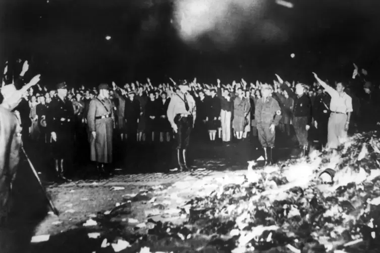 So wie hier in Berlin brannten im Mai 1933 in vielen deutschen Orten Bücher, die den Nazis missfielen.
