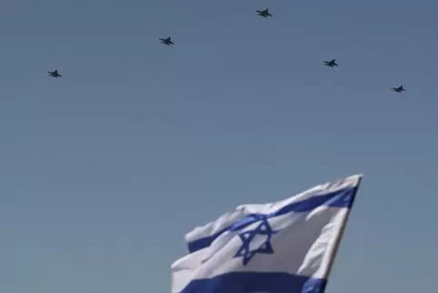Zur 75-Jahr-Feier fliegen Kampfjets über Tel Aviv.