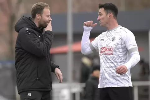 Matteo Monetta (rechts) ist Torjäger, Co-Trainer und der verlängerte Arm von Coach Andreas Brill (links). 