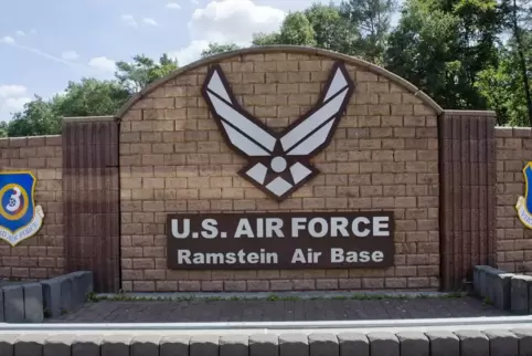 An allen Toren der Airbase kann es zu Verkehrsbehinderungen kommen, zudem vor militärischen Einrichtungen in Kaiserslautern.