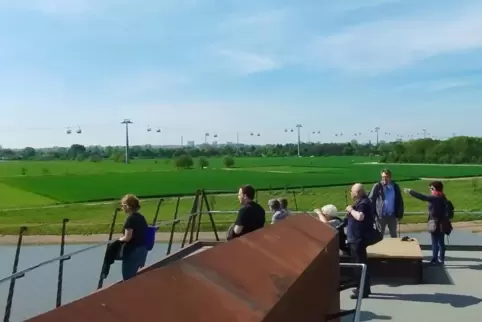 Auf dem Panoramasteg: in der Mitte das Ehepaar Brandt.