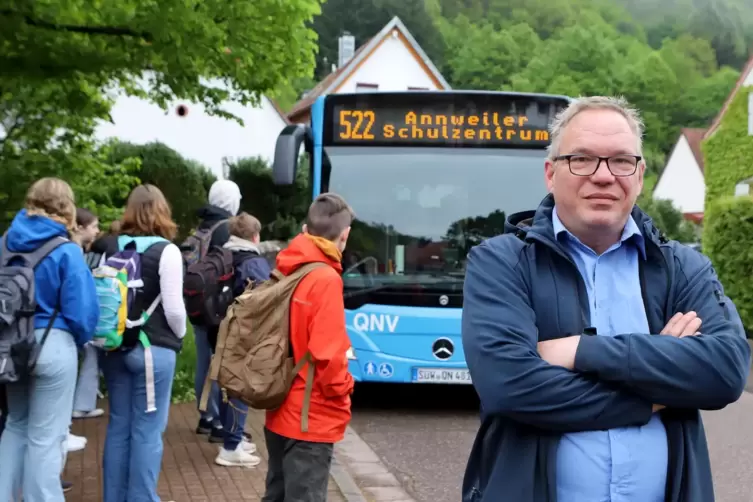 Bis Anfang Juni muss auch Thorsten Thieles Sohn in den überfüllten Bus nach Annweiler steigen. Der Vater überlegt, ihn bis dahin