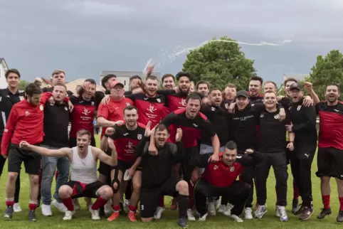 In Feierlaune: Auch die zweite Mannschaft des FV Berghausen gewann gegen Deidesheim den Pokal.