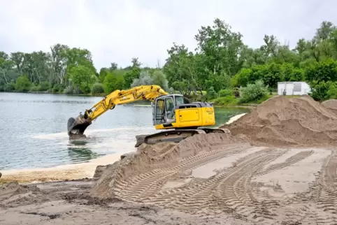 Mit einem Bagger und jeder Menge Sand wird versucht, den Uferbereich wiederherzustellen. 