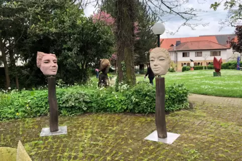 Neu bestückt ist der Skulpturengarten: im Vordergrund das Skulpturentheater von Wolf Münninghoff 