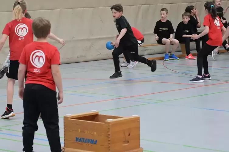 Der Ball muss in den Kasten: Hier versucht das im Brennball-Match die Grundschule Gersbach/Windsberg/Winzeln (in Schwarz) gegen 