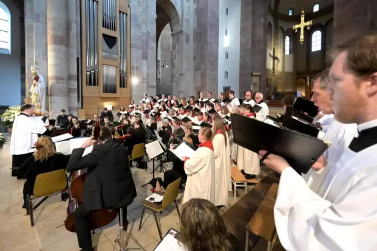 John Rutters „Magnificat“ erklingt im Dom: Markus Melchiori dirigiert Domchor und Domorchester.