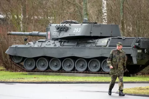 Ein Leopard -1-Panzer. 