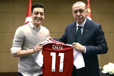 Dieses Foto mit Erdogan entstand vor der WM 2018. Özil geriet in die Kritik. 