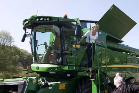 John Deere möchte auch mehr Frauen einstellen. Das Foto entstand 2015 zeigt die spätere Landwirtschaftsministerin Julia Klöckner