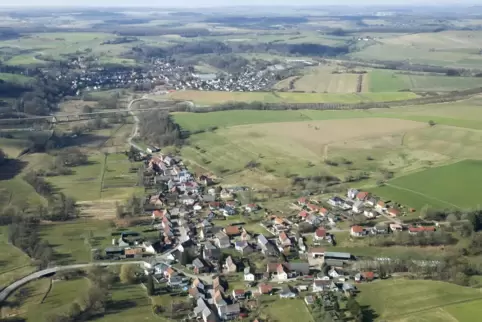 Mauschbach aus der Luft betrachtet. Im Hintergrund liegt Hornbach. 