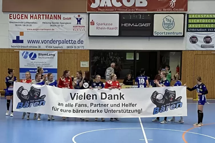 Die TSG-Handballerinnen bedanken sich nach ihrem letzten Saisonheimspiel bei ihren Fans. 