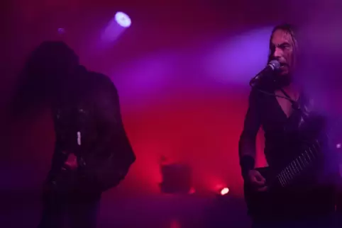 Energiereich und mit düsteren Klängen führte die Band ihr Publikum durch das Konzert. 