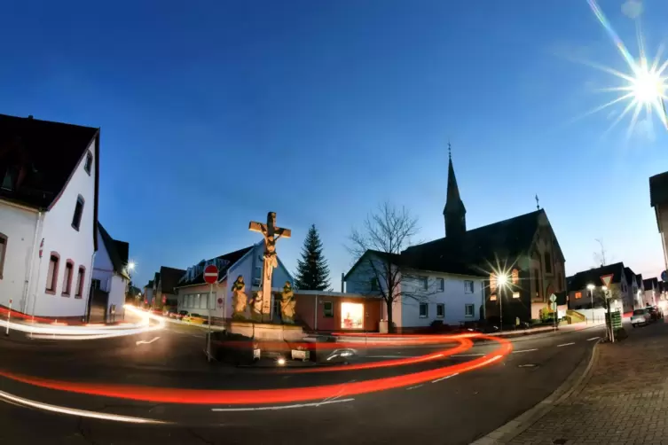 Harthausens Ortszentrum: Am Kreuz, wo sich Speyerer, Hanhofer und Heiligensteiner Straße treffen, wünschen sich Bürger eine Verk