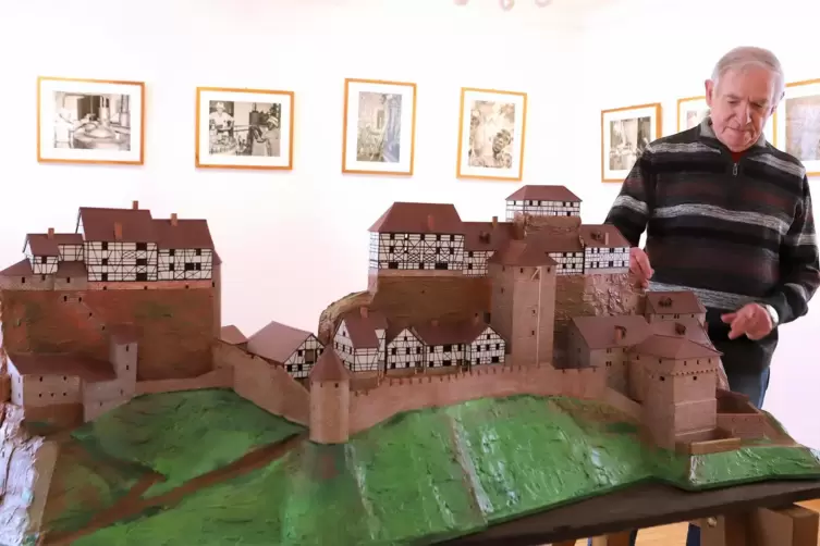 Modellbauer Kurt Stuck hat neun Monate Handarbeit in Burg Drachenfels gesteckt.