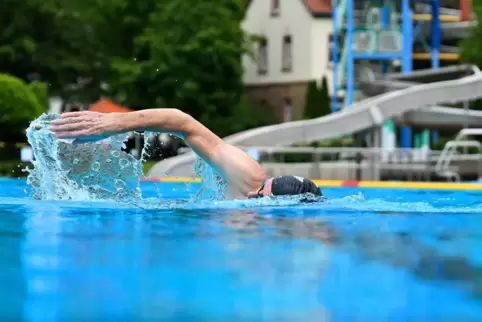 Ein sportlicher Schwimmer nutzte gleich den ersten Tag der neuen Freibadsaison.