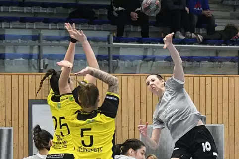 Janine Baus (hier rechts, beim Wurf im Spiel gegen Mundenheim) musste kurzfristig krank passen.