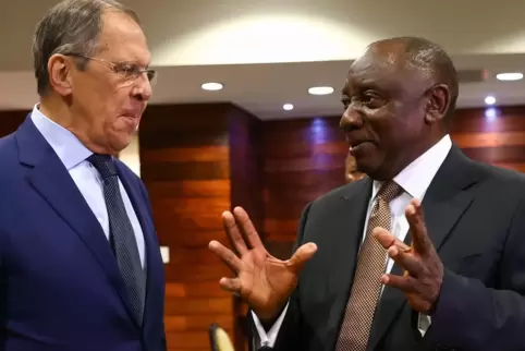 Ein „guter Freund“ Südafrikas: Russlands Außenminister Lawrow (links) und Südafrikas Präsident Ramaphosa. 
