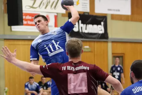 Elias Horn, im Bild vor Jan-Ove Schimmel, erzielte das 4:3 und 14:17 der SG Ottersheim. 