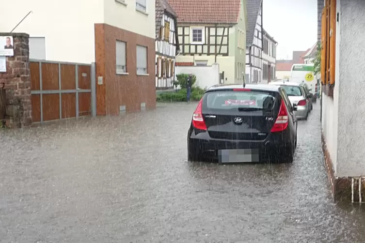 Überschwemmungen in Lachen-Speyerdorf nach einem schweren Gewitter im Juni 2016. 