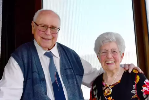 Karl Heinz Ester und seine Frau Ingeborg haben auch nach 65 Jahren Ehe noch gut lachen. 