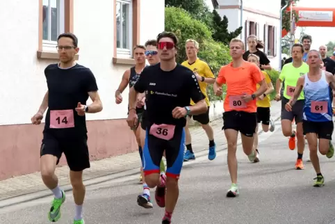 Jens Becker (links) nach dem Start vor Henrik Hamm (36) und Philipp Schnell (mit Nummer 80). Das war auch der Zieleinlauf.