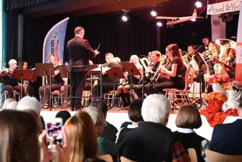 Jahreskonzert des Musikvereins im Festhaus. Am Dirigentenpult Harry Geib. 