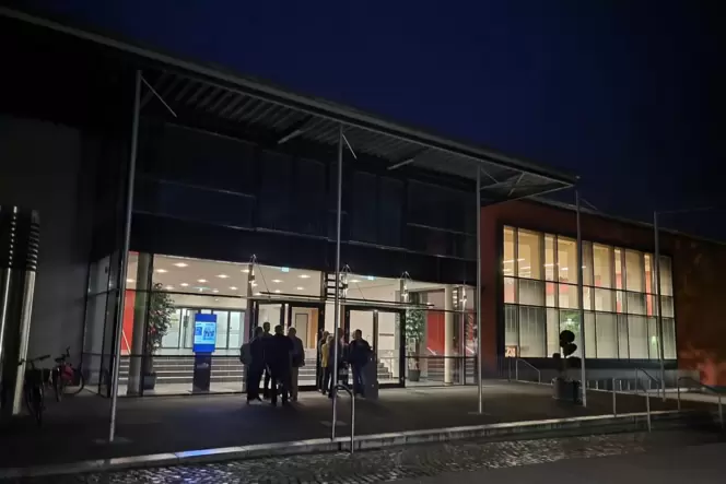 Nach der Sitzung in der Stadthalle gab es noch Vieles zu besprechen. Nach der Sitzung in der Stadthalle gab es noch Vieles zu besprechen.