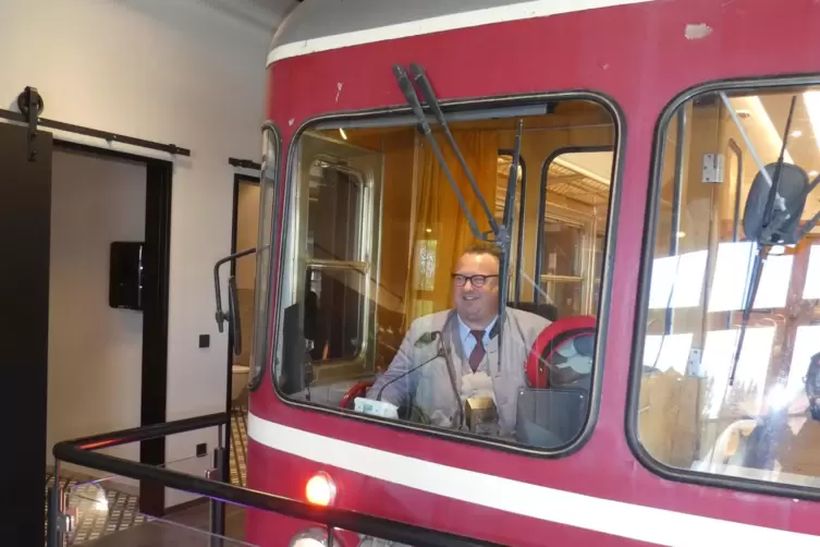 Einmal selbst eine Lok steuern: Wie sich das anf&uuml;hlt, erprobt hier Staatssekret&auml;r Andy Becht. 
