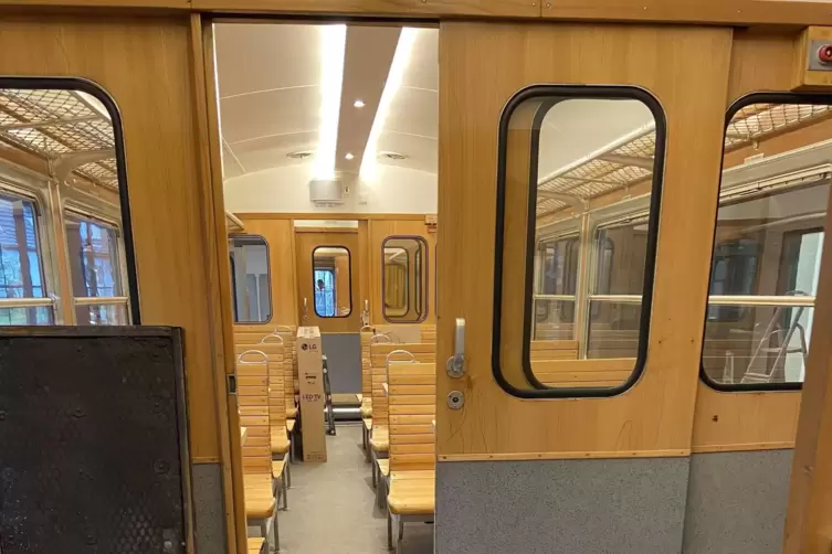  Im Inneren wurde der alte Triebwagen originalgetreu restauriert. 