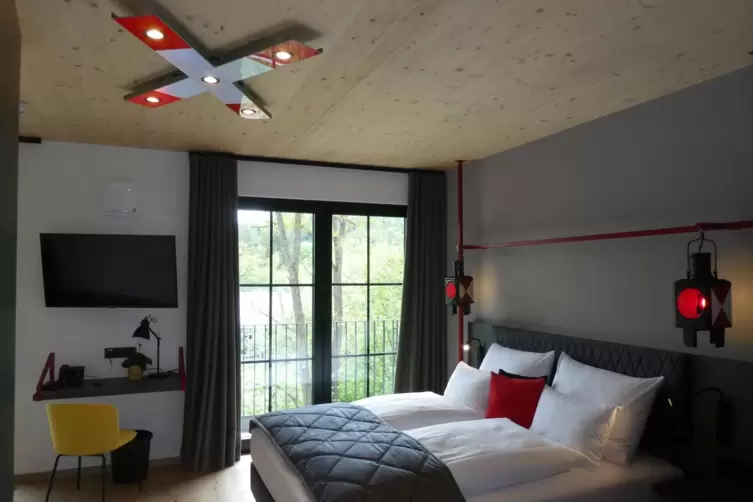 Auch die Hotelzimmer sind mit Bahnutensilien ausgestattet: An der Decke leuchtet ein Andreas-Kreuz, als Nachtlampe dient eine Si