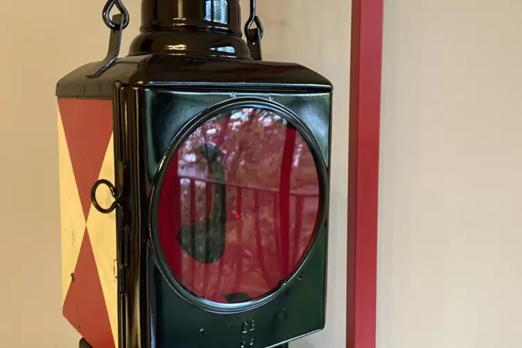 Eisenbahn, wo der Blick hinf&auml;llt &ndash; am Hotelbett dient etwa eine alte Signallampe als Nachtlicht.