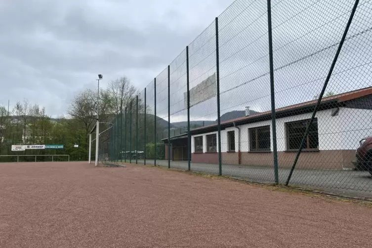 Ohne L&ouml;cher, Steine und Moos und eben: Der Hartplatz des SV Hinzweiler ist gut gepflegt und einer der gr&ouml;&szlig;ten in der Region. 